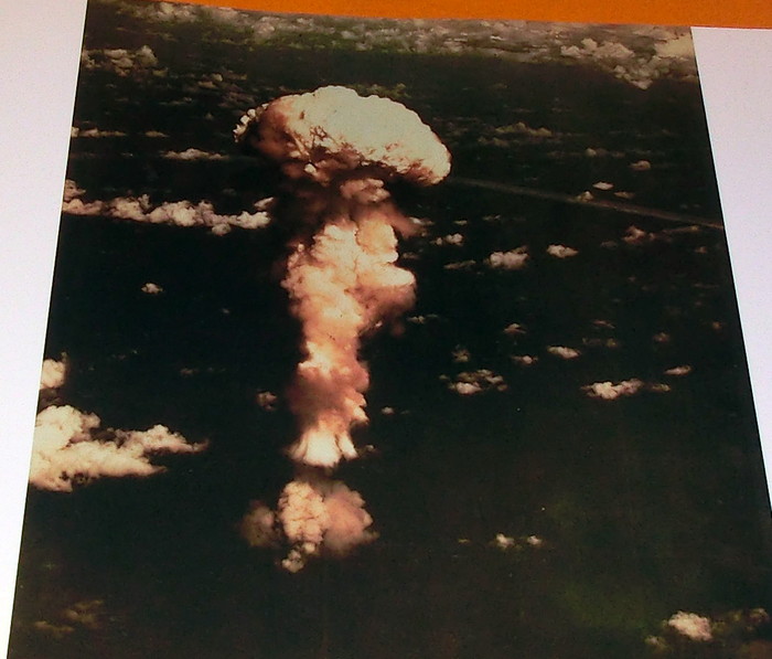 Photo1: THE ATOMIC BOMB DOCUMENT book from Japan Japanese Hiroshima Nagasaki (1)